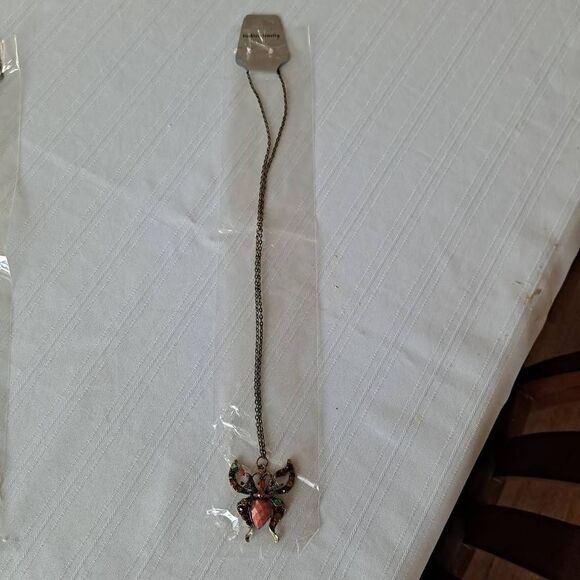 Ladies Butterfly pendant necklace and earring set Nwt - Picture 2 of 5